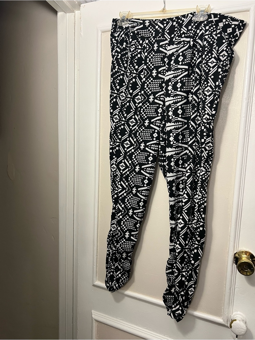 Black & White Geometric Cropped Pants